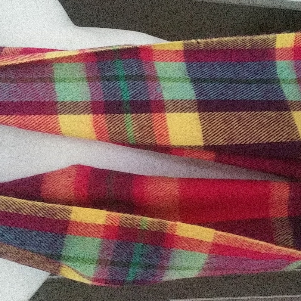 designer Scarf. Est SZ 27x66 $28+ free scarf - Picture 2 of 6